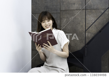 年輕女子在樓梯上看書 116034498