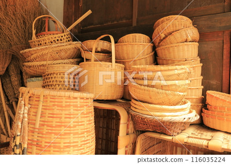 舊貨店店前、竹籃、竹製品、漏勺 舊貨店店前、竹籃、竹製品、漏勺 116035224