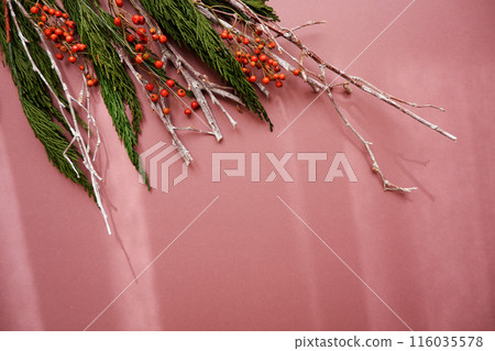 綠色材料和紅色真實聖誕節、節日裝飾背景 綠色材料和紅色真實聖誕節、節日裝飾背景 116035578