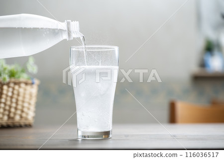 Pour cider 116036517