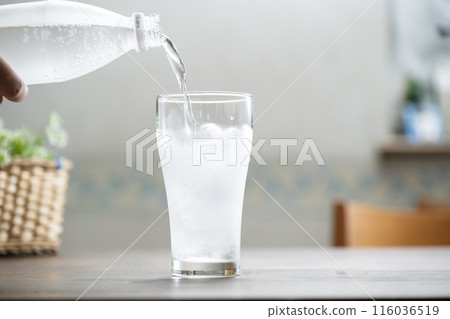 倒入蘋果酒 116036519