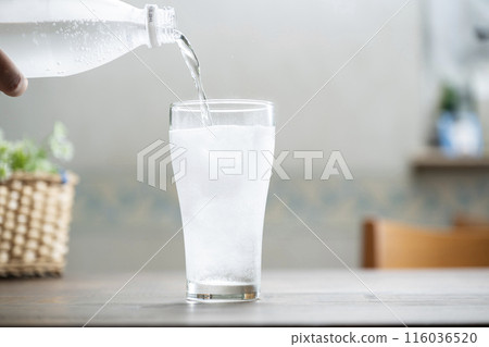 Pour cider 116036520