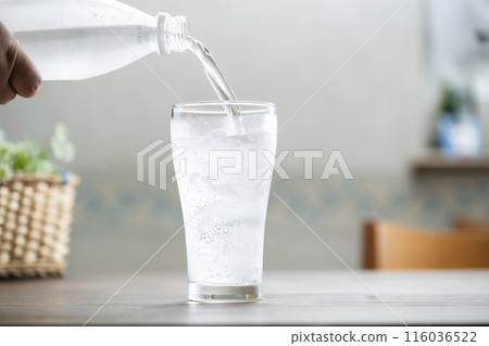 Pour cider 116036522