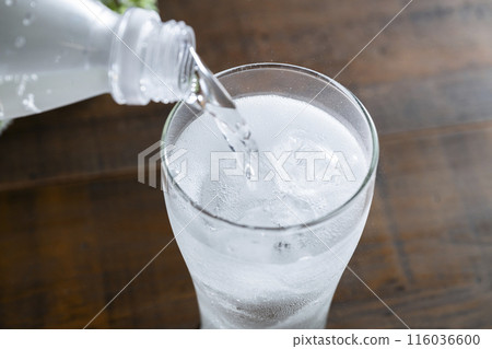 倒入蘋果酒 116036600