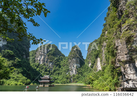 一座漂浮的寺廟，在寧平遊船之旅中停靠，帶您乘坐划艇穿越越南河內的山谷河流 116036642