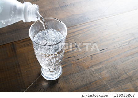 倒入蘋果酒 116036808