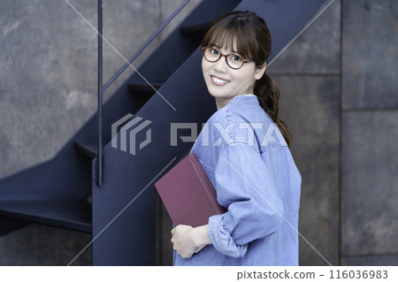 有一本最喜歡的書的休閒女人 116036983