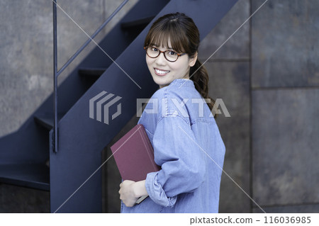 有一本最喜歡的書的休閒女人 116036985