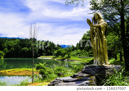 Statue of a goddess combing her hair and Kagamigaike pond 116037097
