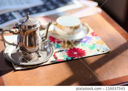 An elegant afternoon in a Western-style mansion, a set of silver teapot and coffee cups An elegant afternoon in a Western-style mansion, a set of silver teapot and coffee cups 116037343