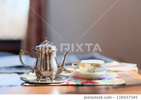 An elegant afternoon in a Western-style mansion, a set of silver teapot and coffee cups 116037345