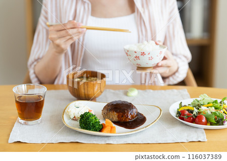 在家吃午餐的年輕女人 在家吃午餐的年輕女人 116037389