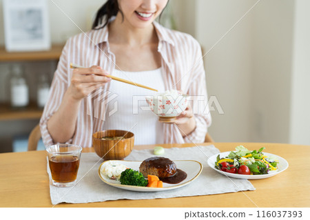 在家吃午餐的年輕女人 116037393