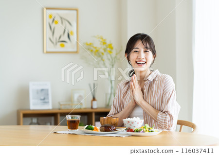 在家吃午餐的年輕女人 116037411