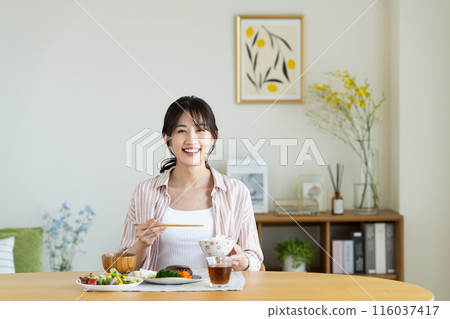 在家吃午餐的年輕女人 在家吃午餐的年輕女人 116037417