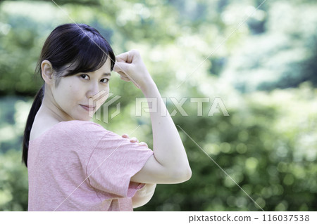 一位婦女在新鮮的綠色植物中訓練 116037538