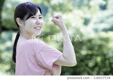 一位婦女在新鮮的綠色植物中訓練 116037539
