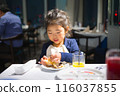 Infant to eat 116037855
