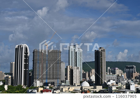 高雄市，夏日的天空下，摩天大樓和公寓正在興建中。 116037905