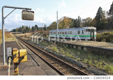 A downbound local train arriving at Yamakoshi Station JR Yamakoshi Station Yamakoshi H55 Hakodate Main Line Kiha 40 116038324