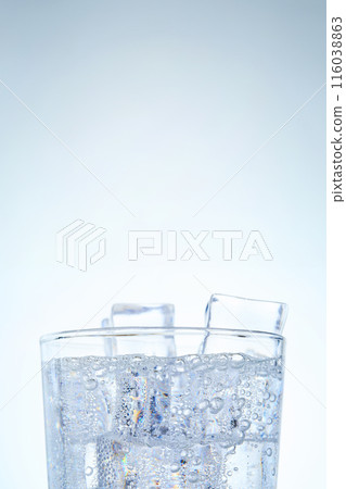 Carbonated water in a glass with ice 116038863