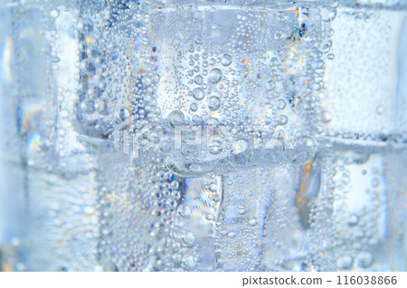玻璃杯中的碳酸水和冰 玻璃杯中的碳酸水和冰 116038866