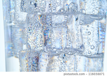 Carbonated water in a glass with ice 116038871