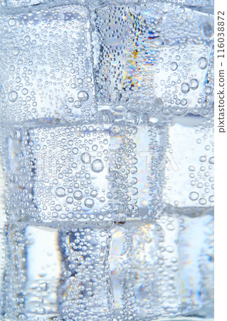 玻璃杯中的碳酸水和冰 116038872
