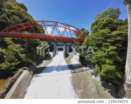 長野縣白馬村姬川第二水壩和鐵橋放水的壯觀景象 116039074