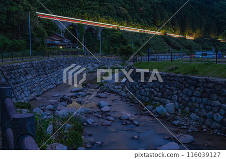 穿過栗野橋(剛果橋)的巴士光跡 穿過栗野橋(剛果橋)的巴士光跡 116039127