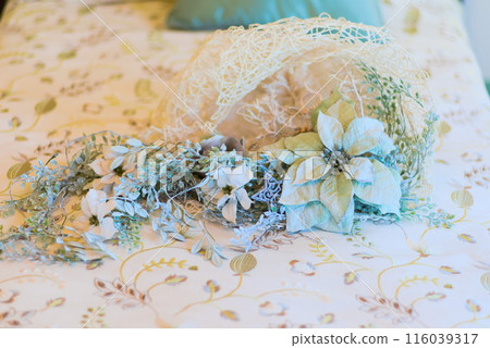 Artificial flowers for display in a Western-style building with white lace flowers Artificial flowers for display in a Western-style building with white lace flowers 116039317