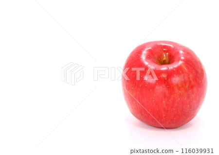一整顆鮮紅的蘋果，太陽富士，明亮的背景 116039931
