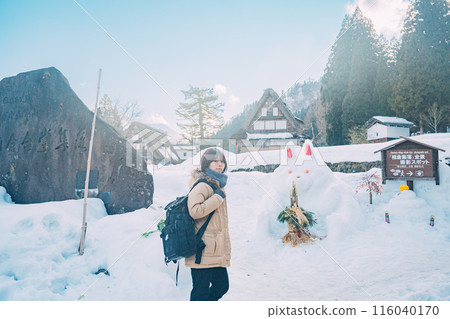 一個女人走過雪國的鄉村風景 一個女人走過雪國的鄉村風景 116040170