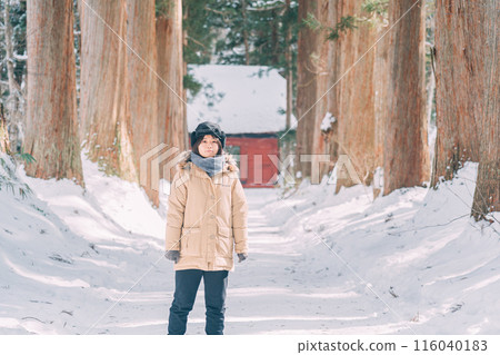 雪中行走的登山者 雪中行走的登山者 116040183