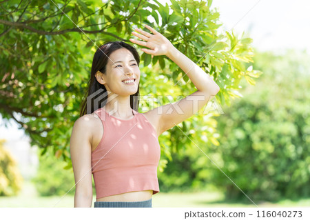 在綠色公園做瑜珈的女人(戶外肖像,放鬆) 在綠色公園做瑜珈的女人(戶外肖像,放鬆) 116040273