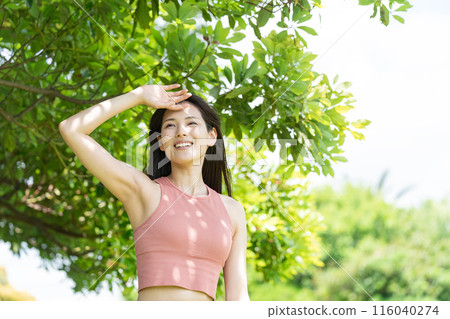 在綠色公園做瑜珈的女人(戶外肖像,放鬆) 在綠色公園做瑜珈的女人(戶外肖像,放鬆) 116040274