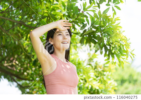 在綠色公園做瑜珈的女人(戶外肖像,放鬆) 在綠色公園做瑜珈的女人(戶外肖像,放鬆) 116040275