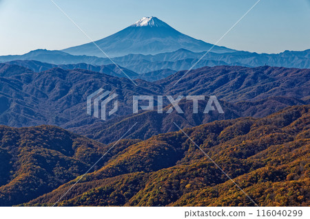 View of the autumn foliage of the mountain ranges and Mt. Fuji from Mt. Kasatori in Okuchichibu View of the autumn foliage of the mountain ranges and Mt. Fuji from Mt. Kasatori in Okuchichibu 116040299