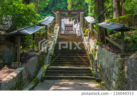 The approach to Yatsuka Shrine (Kurate Town) 116040353