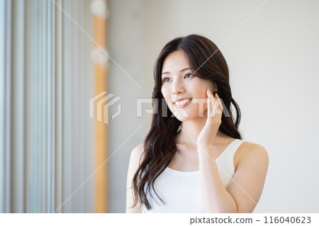 黑長髮的年輕女子（美女形象，白色無袖，靠窗，自然光） 116040623