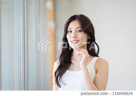 黑長髮的年輕女子（美女形象，白色無袖，靠窗，自然光） 116040624