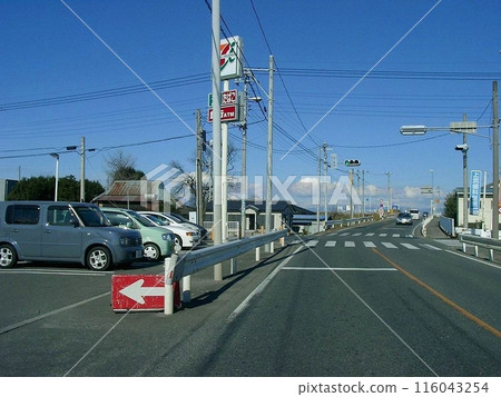 Traffic lights are close to each other, causing congestion (January 3, 2011). The new Jobu Bridge will solve the problem. The convenience store will move to Nakase Intersection. 116043254