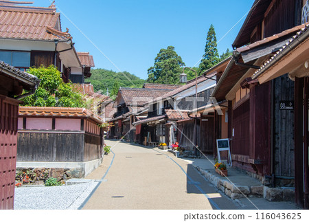 吹屋故鄉村 - 藍天和美麗的古街景 116043625