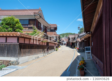 吹屋故鄉村 - 藍天和美麗的古街景 116043626