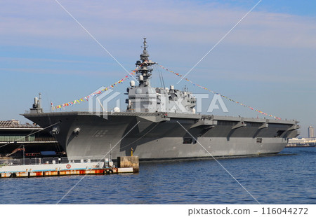 The helicopter carrier destroyer DDH-183 "Izumo" (diagonal view) anchored at Osanbashi Pier in Yokohama Port. The helicopter carrier destroyer DDH-183 "Izumo" (diagonal view) anchored at Osanbashi Pier in Yokohama Port. 116044272