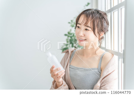 看化妝品和護膚品成分的日本女人 看化妝品和護膚品成分的日本女人 116044770
