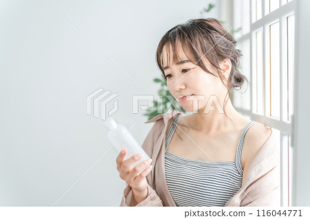 Japanese women (rough skin, allergies) who are troubled or troubled by the ingredient display of cosmetics and skin care products 116044771