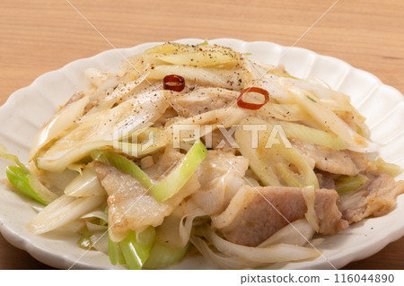 Stir-fried pork belly with salt and green onions 116044890