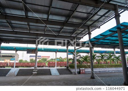 越南河內寧平站場內及月台停放的貨車 116044971