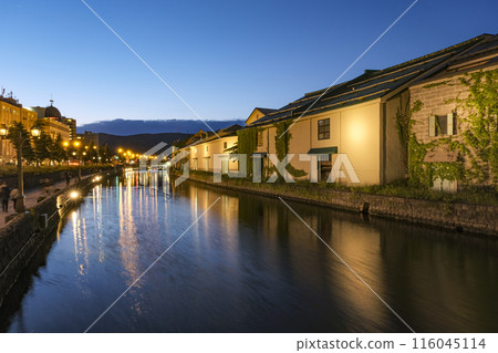 黃昏時小樽運河沿岸的倉庫 黃昏時小樽運河沿岸的倉庫 116045114